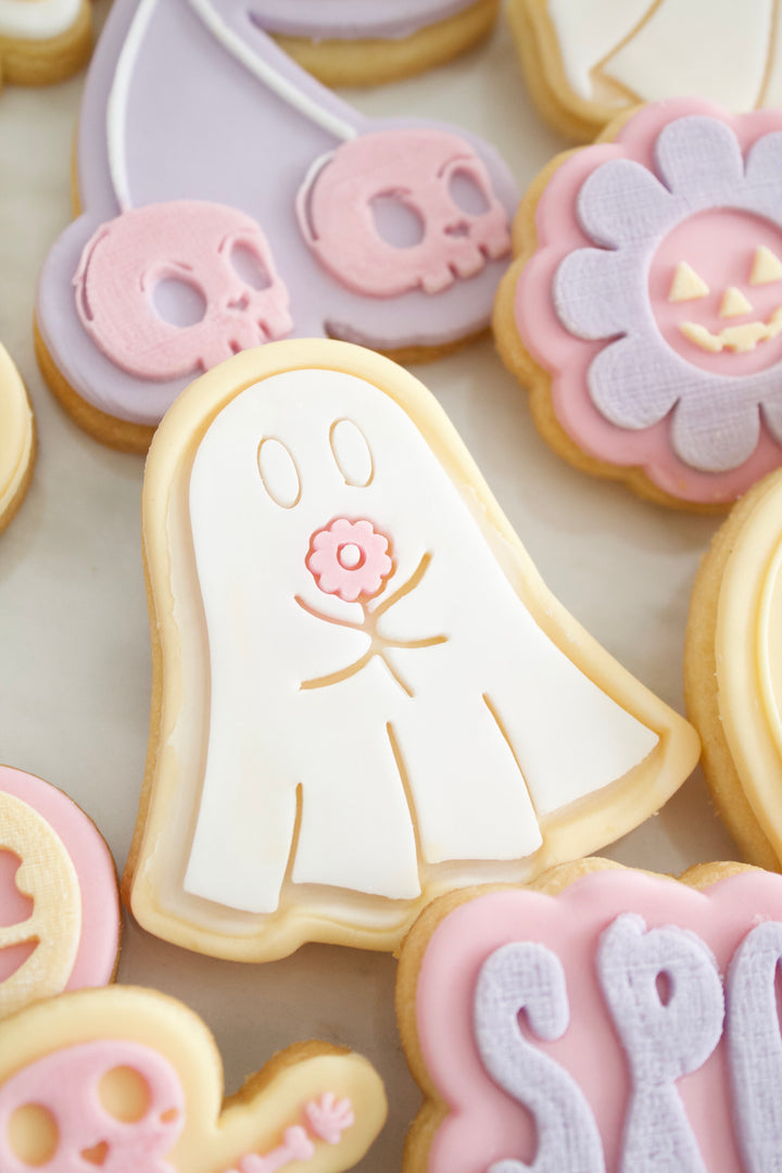 Fantôme tient une fleur + cookie cutter